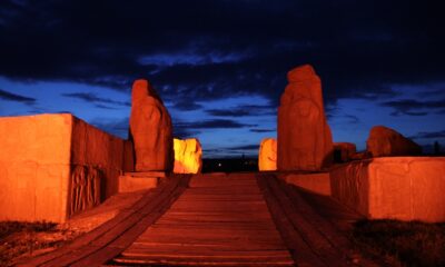 Türkiye’nin ilk milli kazı alanı Alacahöyük kırmızıya büründü