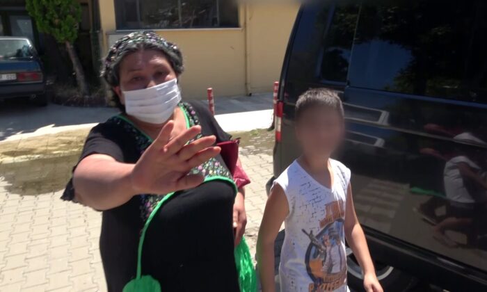 Türkiye’nin konuştuğu babaanne, torunlarını pedagoga götürürken görüntülendi