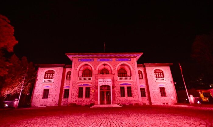 Türkiye’nin sembol bina ve tarihi yapıları Kızılay için kırmızı ışıkla aydınlandı