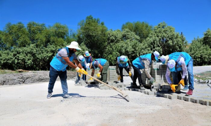 Tuşba Belediyesinin yol yapım çalışmaları sürüyor