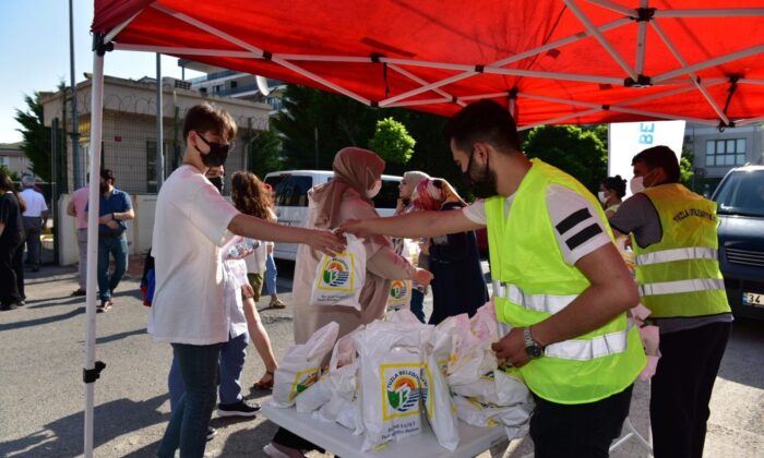 Tuzla Belediyesi’nden YKS’ye giren öğrencilere hediye