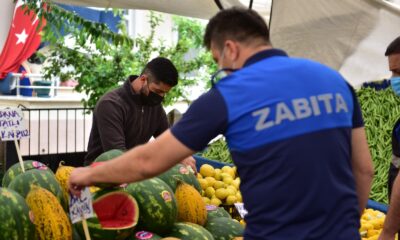 Tuzla zabıtası semt pazarlarında hijyen ve fiyat denetimlerini sürdürüyor