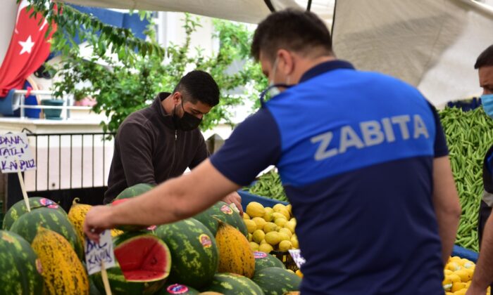 Tuzla zabıtası semt pazarlarında hijyen ve fiyat denetimlerini sürdürüyor