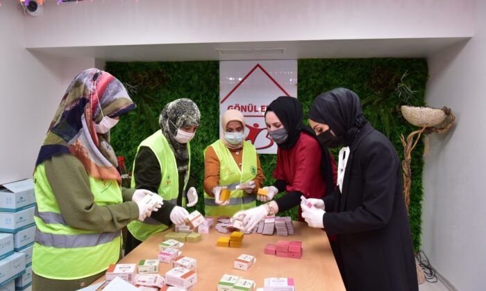 Tuzla’da Gönül Elleri Çarşısı’ndan ihtiyaç sahibi kadınlara istihdam desteği