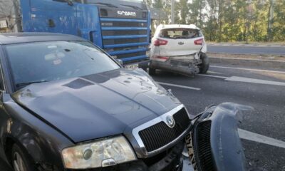 Üç aracın karıştığı kazada 1 kişi yaralandı