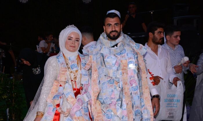 Üç kez ertelenen düğünde gelin ve damadı paraya boğdular