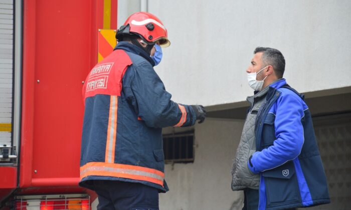 Üç yaşındaki çocuk oynadığı çakmakla evde yangın çıkardı