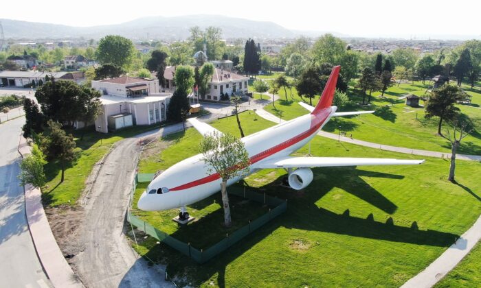 Uçağın yanına 2 adet vagon yerleştirilecek