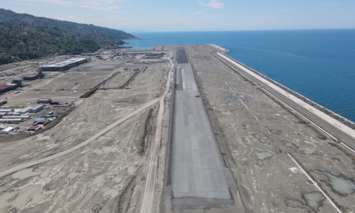 Uçak pisti, terminal binaları ve çay bardağı şeklinde olacak olan kule kendini göstermeye başladı
