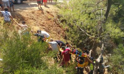 Uçuruma yuvarlanan araçtaki yaralılar insan zinciriyle yukarı çıkartıldı