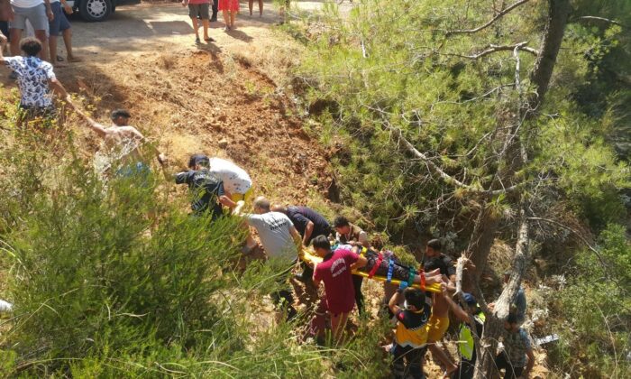 Uçuruma yuvarlanan araçtaki yaralılar insan zinciriyle yukarı çıkartıldı