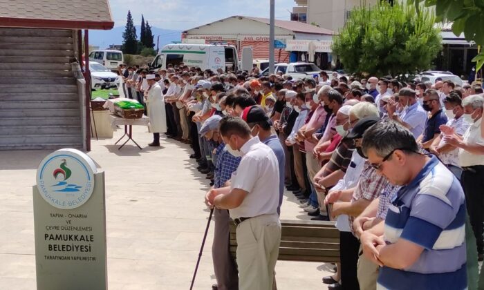 Uçuruma yuvarlanan minibüste can veren 3 kişi toprağa verildi