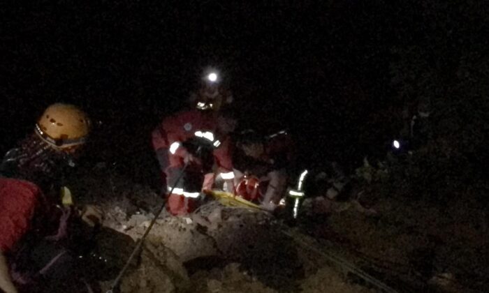 Uçuruma yuvarlanan vatandaşı itfaiye kurtardı