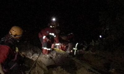 Uçuruma yuvarlanan vatandaşı itfaiye kurtardı