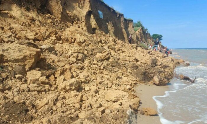 Ukrayna’da plajda toprak kayması yaşandı
