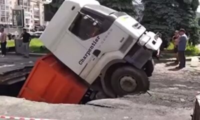 Ukrayna’da yol çöktü, kamyon çukura düştü