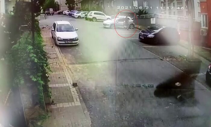 Ümraniye’de eşini öldürüp evi ateşe veren şahsın kaçış anı kamerada