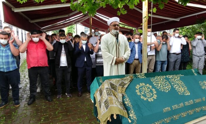 Ümraniye’de koca dehşetinde ölen anne ve oğlu son yolculuğuna uğurlandı