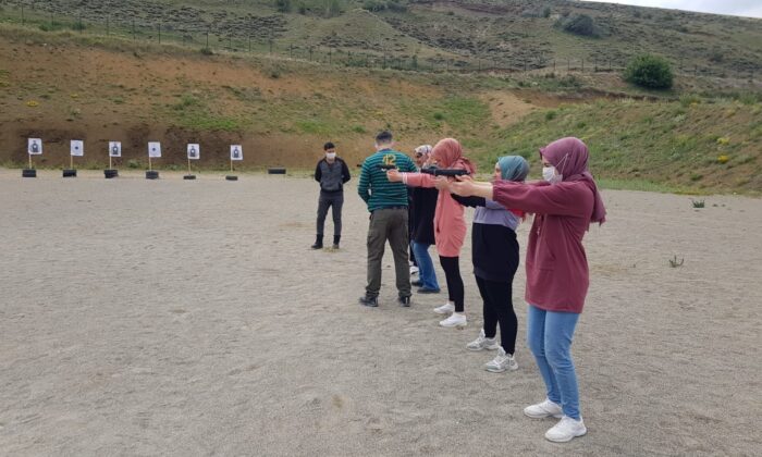 Üniversite öğrencilerine uygulamalı atış ve silah eğitimi verildi