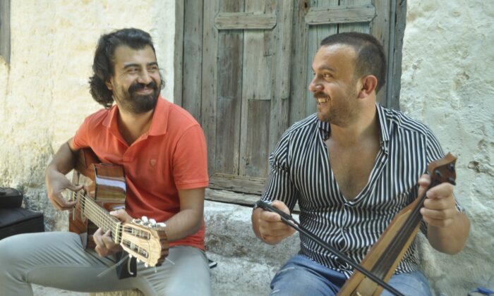 Ünlü şaire hayranlığı şarkı yazdırdı