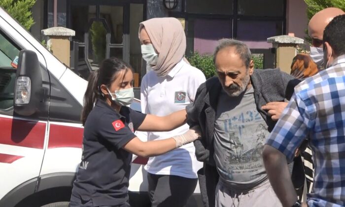 Ünlü tiyatrocu evinde yarı baygın halde bulundu