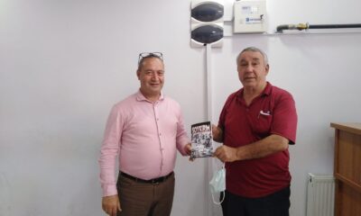 Ünsal: “Soykırım” kitabını Töremen’e hediye etti