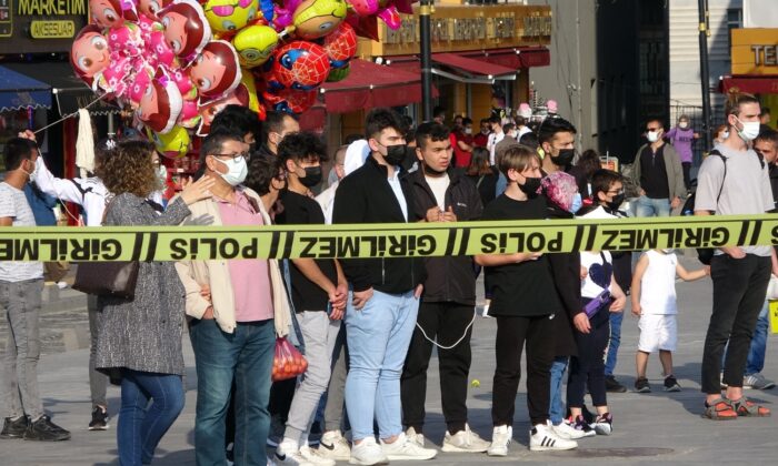 Unutkanlığı polisi alarma geçirdi, meraklı vatandaşlar film izler gibi seyretti