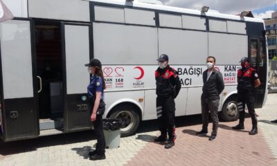 Uşak polisi, Kızılay’a kan bağışında bulundu