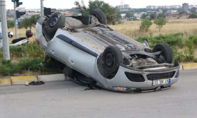 Uşak’ta otomobil ters döndü: 3 yaralı