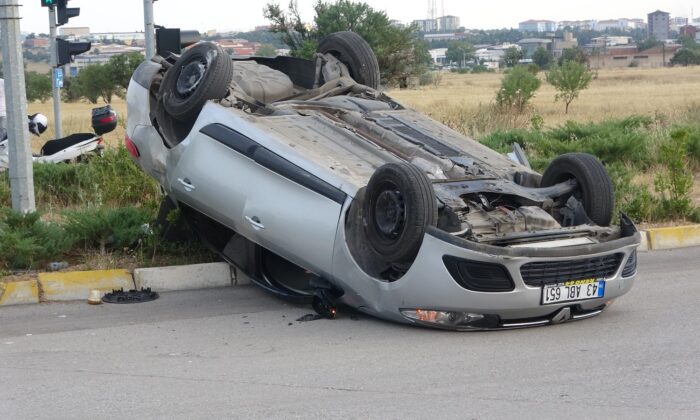 Uşak’ta otomobil ters döndü: 3 yaralı