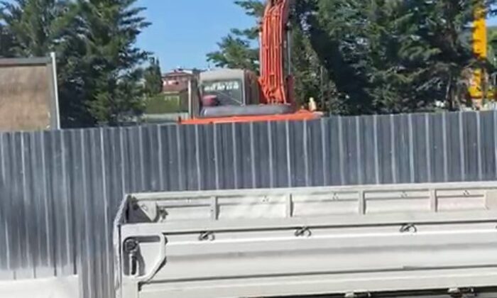 Üsküdar-Sultanbeyli metro inşaatında ağaçların iş makinesiyle parçalandığı anlar kamerada