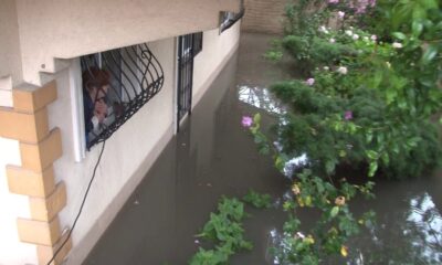 Üsküdar’da bir evin bahçesini su bastı bazı vatandaşlar mahsur kaldı
