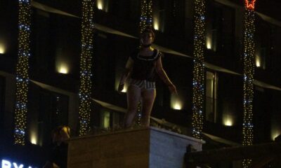 Üst geçide çıkan genç kız, bekçileri görünce caddeye fırladı