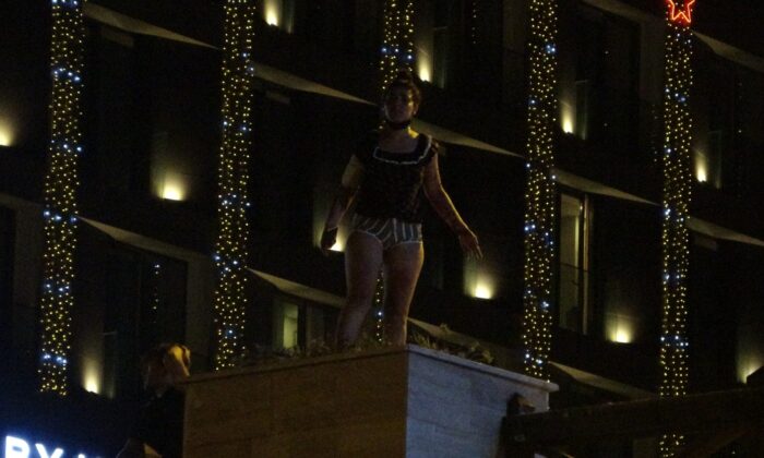 Üst geçide çıkan genç kız, bekçileri görünce caddeye fırladı