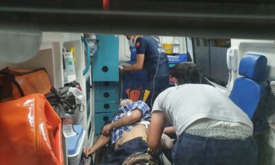 Üvey oğlu tarafından sırtından ve bacağından bıçaklandı