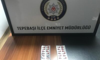 Uyuşturucu hapları kaçtıkları araçtan atsalar da polise yakalanmaktan kurtulamadılar