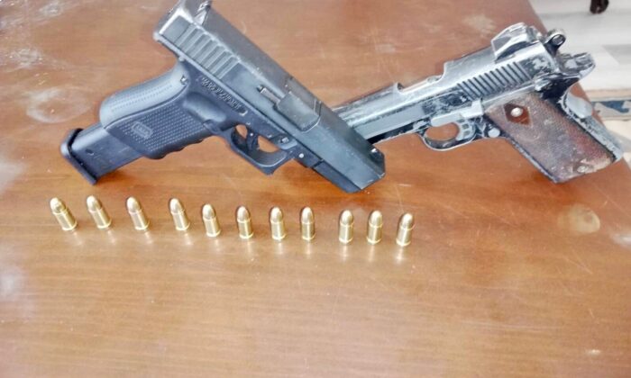 Uyuşturucu operasyonunda tabancalar ele geçirildi