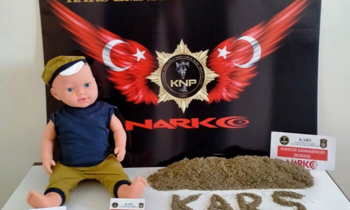 Uyuşturucuyu oyuncuk bebeğe gizlediler