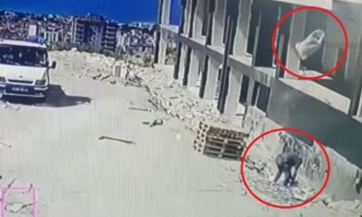 Üzerine 4. kattan atılan kum çuvalı düşen şahıs ağır yaralandı