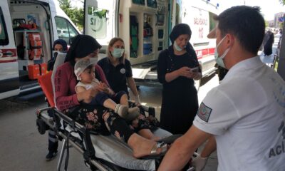 Üzerine vitrin devrilen çocuğu annesi ölümden kurtardı