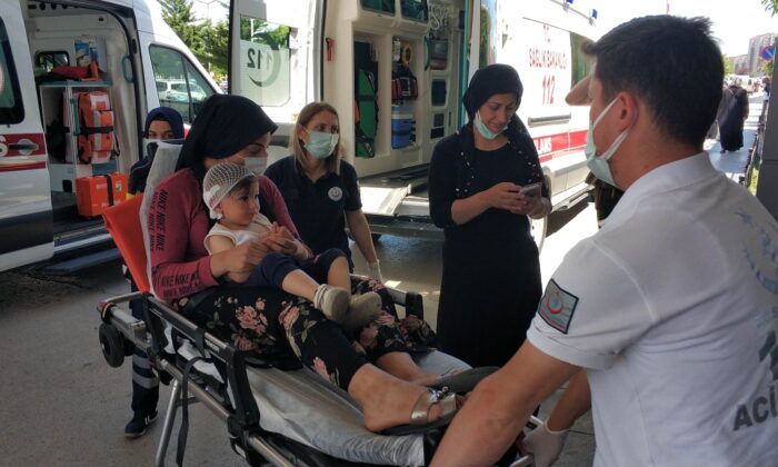 Üzerine vitrin devrilen çocuğu annesi ölümden kurtardı