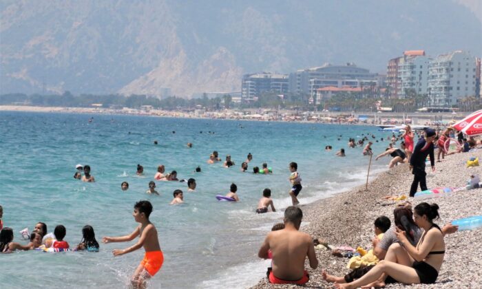 Vaka sayıları düştü, dünyaca ünlü sahil doldu