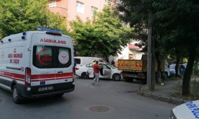 Vakaya giden ambulans otomobille çarpıştı