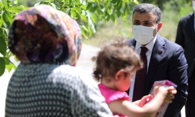 Vali Atay, aile ziyaretlerinde çocukları unutmuyor