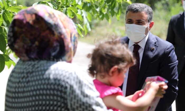 Vali Atay, aile ziyaretlerinde çocukları unutmuyor