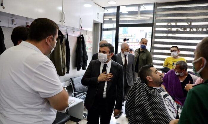 Vali Atay esnafı ziyaret etti sohbet etti