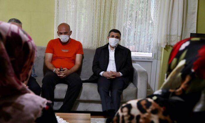 Vali Atay, vefat eden Kıbrıs Gazisinin ailesini başsağlığı