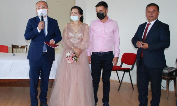 Vali Atik, genç çiftin nikah şahidi isteğini geri çevirmedi