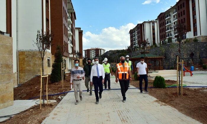 Vali Baruş, deprem konutlarını ve bağlantı yollarını inceledi