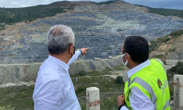Vali Çakır, bakır madeni işletmesinde incelemelerde bulundu